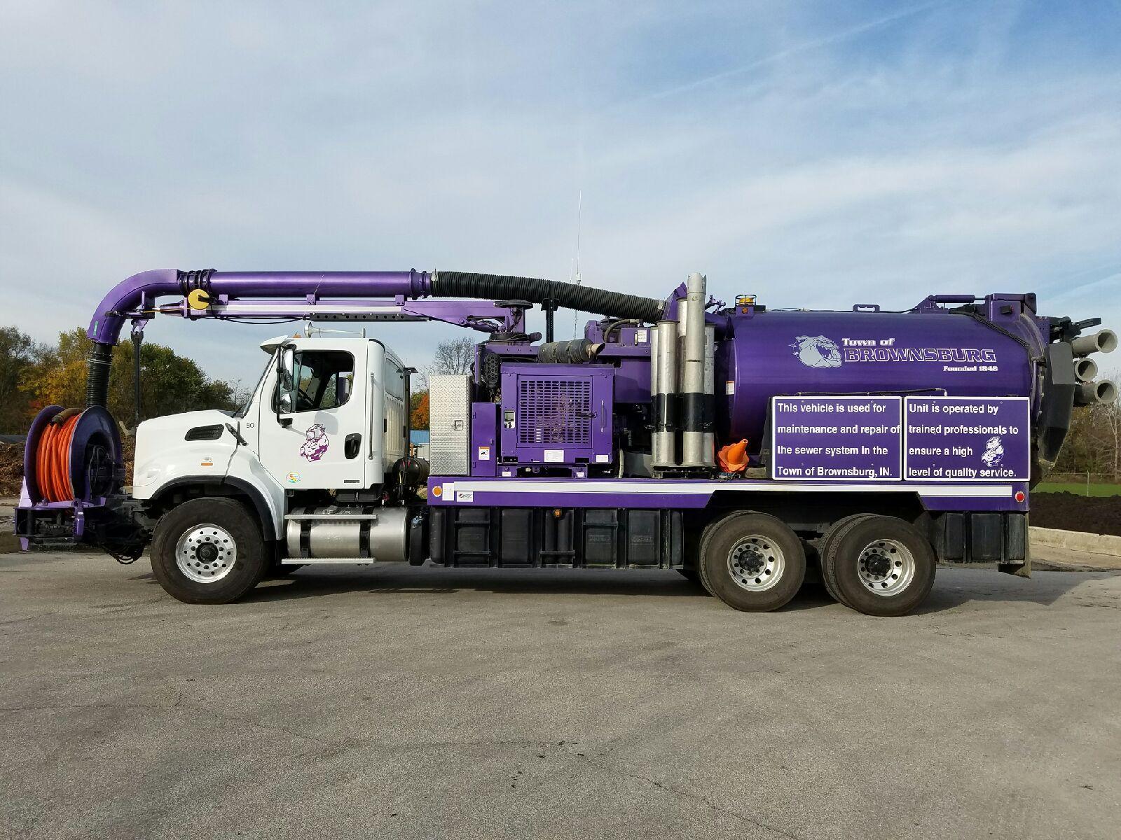 Sewer cleaning truck
